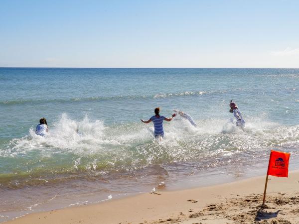 Nichts für Warmduscher: Anbaden bei 6 Grad auf der Insel Rügen