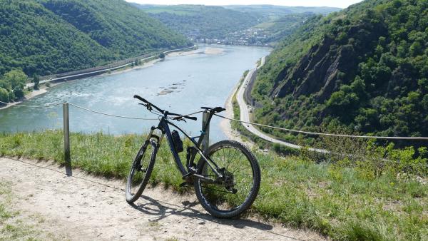 Loreley Touristik e.V.: Berg und Tal mit Rückenwind: E-MTB-Touren rund um die Loreley