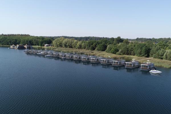 Schwimmende Ferien-Unikate in idyllischer Lage im Lausitzer Seenland