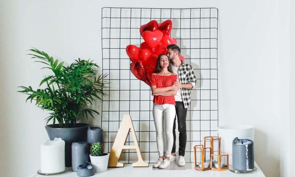 Mit Foto-Pappaufstellern und Foto-Masken die Liebe gestehen