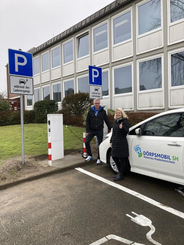 Klimafreundlich mit HanseWerk: E-Ladesäule in Hanerau-Hademarschen eröffnet