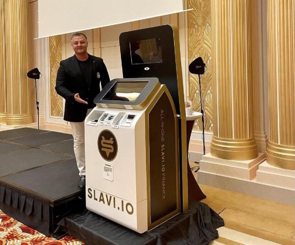 Slavi präsentiert ersten Prototypen eines innovativen Krypto-Geldautomaten