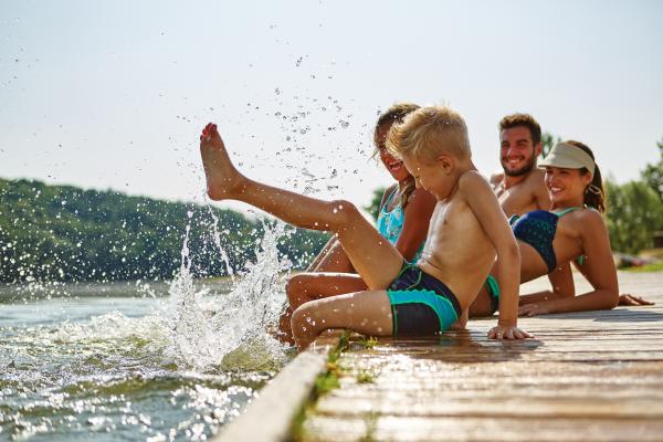 Kindergesundheit: Unbeschwert durch den Sommer: Ferien, Sonnenschein und Badespaß genießen und Risiken umgehen