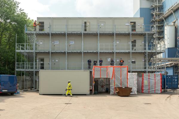 Revisionsarbeiten in der Produktion - ELA Container sorgt für komfortable Monteurunterkünfte