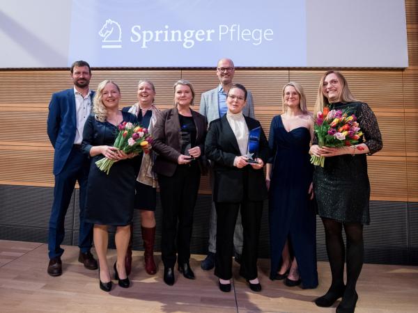 Pflegemanagement-Award: Sponsor ZEQ gratuliert den Gewinnerinnen