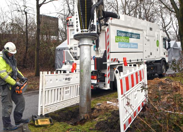 Baumschutz bei Arbeiten an Rohrleitungen:   Gasnetz Hamburg nimmt Saugbagger Dino in Betrieb 