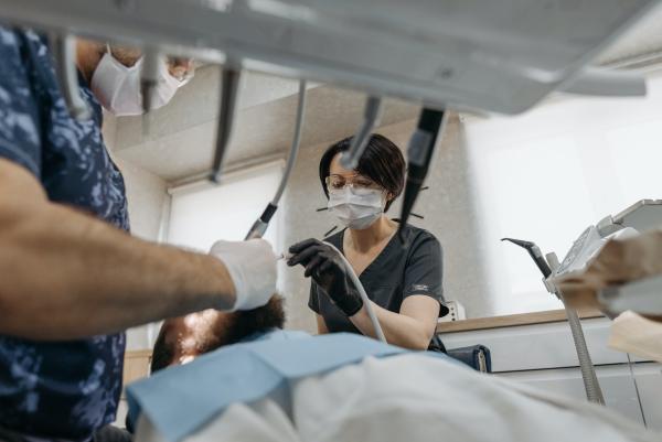 CMD und Zahnmedizin: Wie ein Zahnarzt bei der Behandlung helfen kann