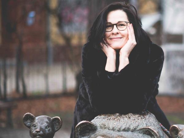 Trauer mit einem Lächeln: Dana Heidrich bricht Tabus und hilft Frauen, den Trauerschmerz mit Humor zu meistern