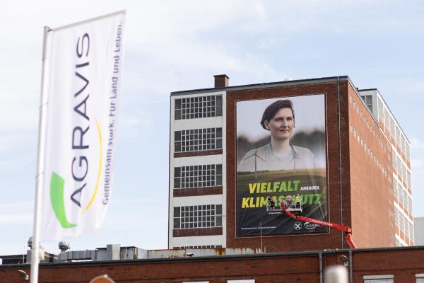 Neues AGRAVIS-Banner glänzt am Futtermittelwerk in Münster