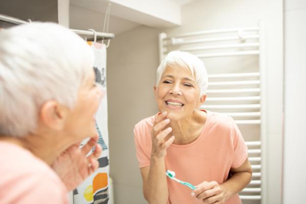 Zahnersatz richtig pflegen - Aktueller Tipp der ERGO Krankenversicherung