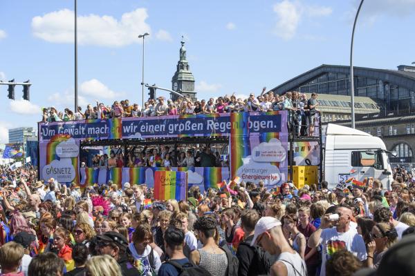 Christopher Street Day: Partytruck von Gasnetz Hamburg und  städtischen Schwesterunternehmen nimmt teil