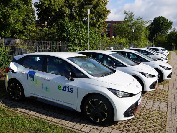 E-Mobilität in Brandenburg und Mecklenburg-Vorpommern: Netzbetreiber E.DIS stellt Fuhrpark für Energiewende um