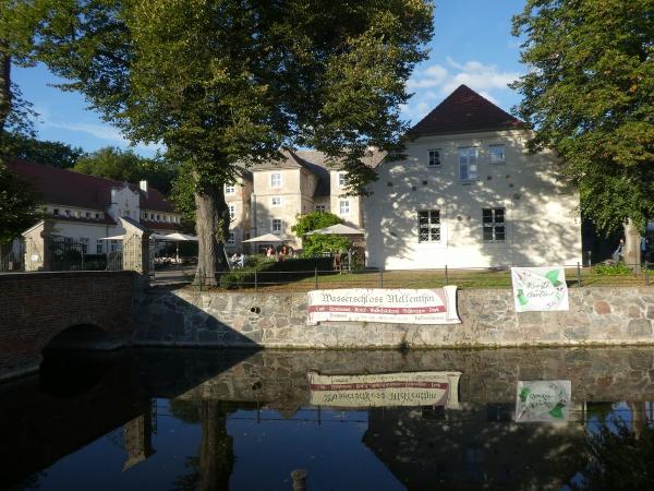 Den Goldenen Herbst im Wasserschloss Mellenthin auf Usedom genießen