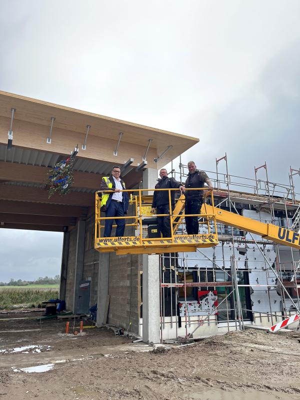 Richtfest beim neuen Hangar für Rettungsflüge in Norddeich