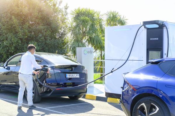 XCharge Group kooperiert mit EDP: Europaweites Netzwerk von EV-Ladegeräten der Net Zero Series