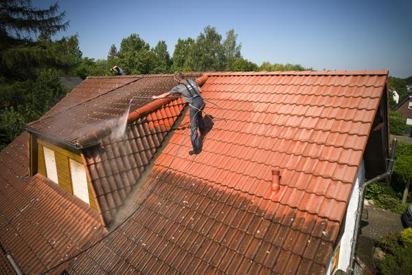 Sanierung des Hausdaches: Substanz-Erhaltung deutlich preiswerter als neue Bedachung