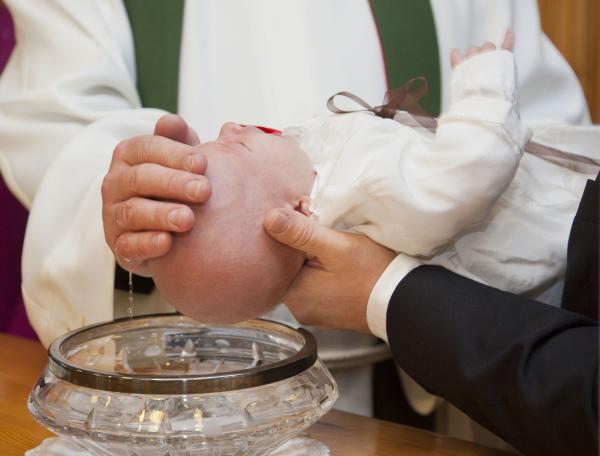 Freie Taufe: Eine Alternative zur kirchlichen Taufe wird immer populärer