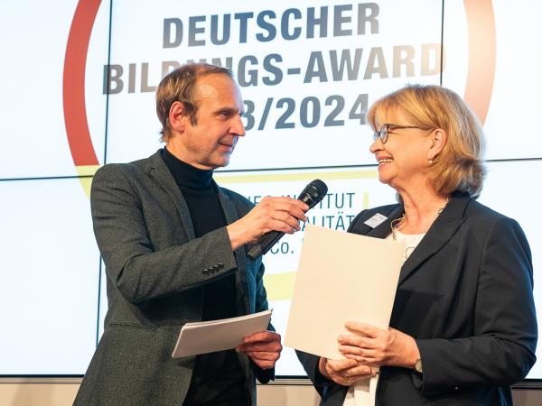 Deutscher Bildungs-Award 2023/2024 für bbw Hochschule 