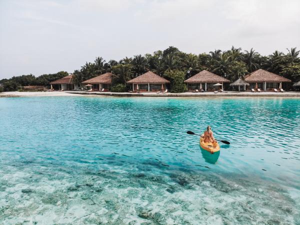 Cinnamon Hotels & Resorts Maldives enthüllt exklusive Black Friday-Angebote für den Traumurlaub