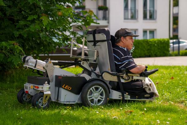 Weltneuheit: Elektrorollstuhl mit bis auf den Boden absenkbarer Sitzeinheit