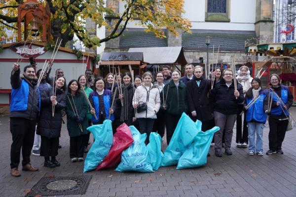 HWPL in Aktion: Friedensaktivisten säubern Essener Innenstadt für eine bessere Welt