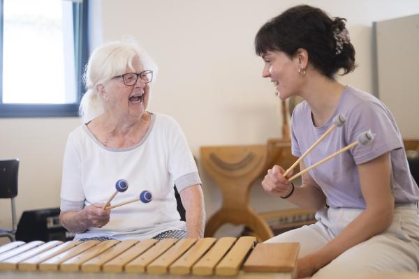 Engagement für mehr Musik in der Begleitung von Menschen mit Demenz