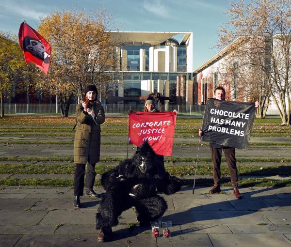 gebana fordert mit einem Angry Gorilla: "Stoppt endlich die Missstände in der Schokoladenindustrie."