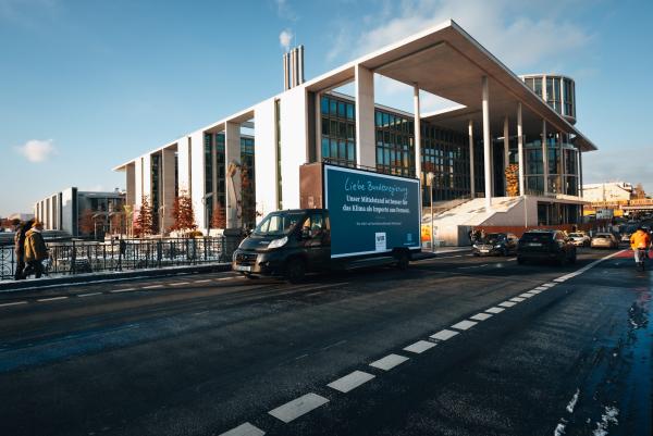 Stahl- und Metallverarbeiter schicken "sprechenden" Truck nach Berlin: "Mittelstand ist besser für das Klima als Importe aus Fernost"