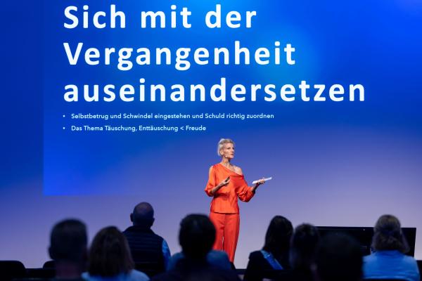 Deutschlands bekannteste Entscheidungs-Expertin Dr. Johanna Dahm Mit Mathematik gegen Angst vorm Scheitern: Dr. Johanna Dahm motiviert Manager mutiger zu handeln
