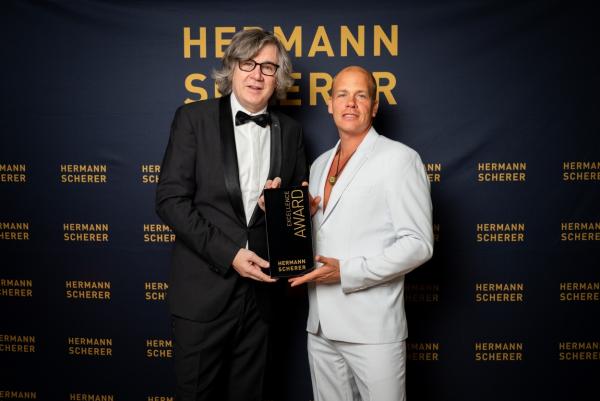 Awardübergabe Gesundheitsexperte Steve Nino gewinnt Excellence Award