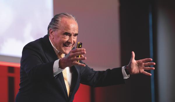 Keynote Speaker Bruno Dobler zeigt die Parallelen zwischen Cockpit-Koordination und Teamführung auf. Flugkapitän Bruno Dobler: Keynote Speaker und Pilot über Teamwork und Führung