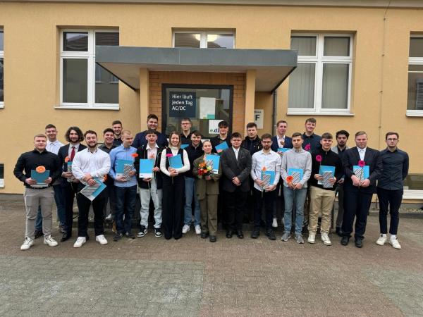 Nachwuchs in Brandenburg und Mecklenburg: 42 neue Fachkräfte für Strom- und Gasnetz durch Netzbetreiber E.DIS