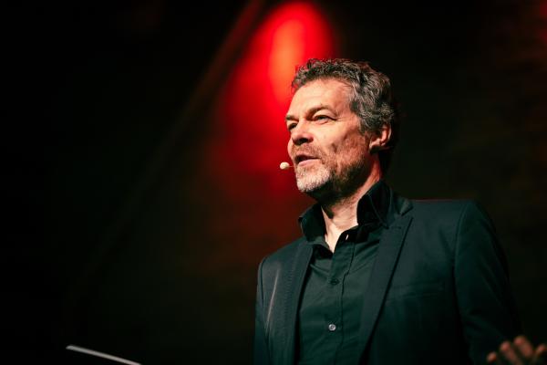 Ein Konzert, das berührt und coacht: Greg Hunting in Berlin