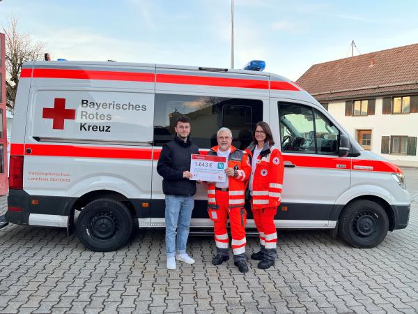 TQ spendet 1.643 Euro an die "Helfer vor Ort" des BRK in Seefeld