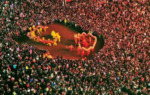 Laufendes 2024 Zhangjiajie Laternenfest zum Jahr des Drachen feiert im Februar