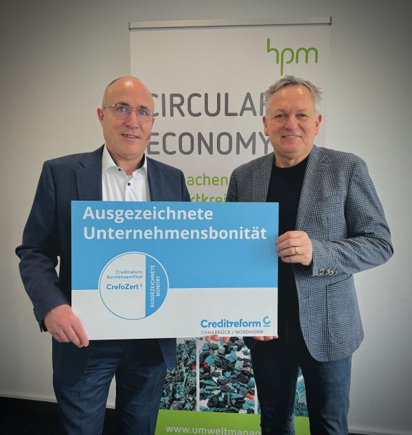 Armin Trojahn, Prokurist Creditreform Osnabrück/Nordhorn Unger KG; André Pohl, hpm (v.l.n.r.) CrefoZert Auszeichnung für Umweltdienstleister Hellmann Process Management GmbH & Co. KG