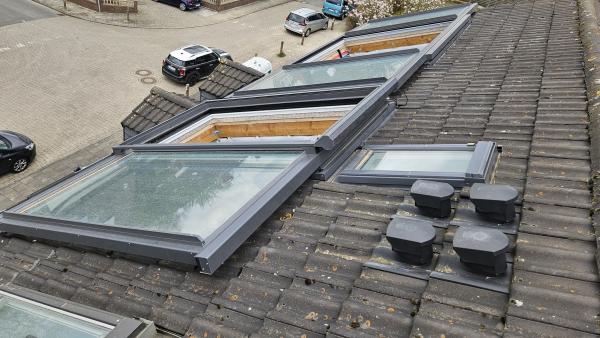 Gleich drei Dachschiebefenster von LiDEKO sorgen für ein "schönes Raumgefühl" im Dachgeschoss