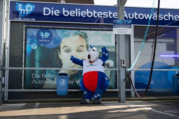 Kiezheld Daniel Schmidt und HSV-Maskottchen Dino bei IMO Car Wash