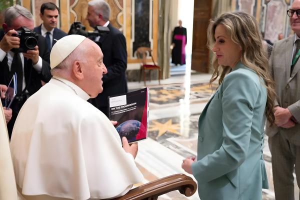 ALLATRA-Präsidentin sprach mit Papst Franziskus über Klimawandel
