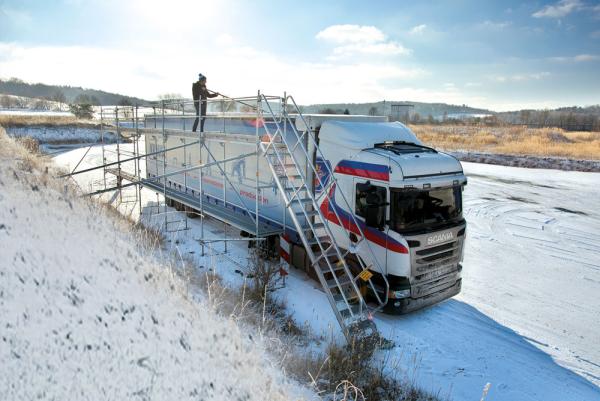 Ganzjährig sicher: Das KRAUSE EisfreiGerüst-System - Die ideale Lösung zur effizienten Reinigung des Fuhrparks, nicht nur in Herbst und Winter