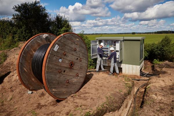 HanseWerk-Tochter SH Netz verlegt neue Stromkabel und errichtet zwei moderne Ortsnetzstationen in Marnerdeich