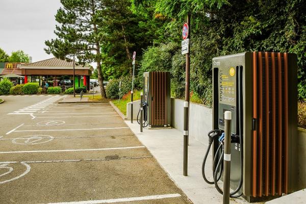 Delta liefert ultraschnelle 200-kW-DC-EV-Ladegeräte für das IZIVIA FAST-Ladenetzwerk von McDonald&apos;s Filialen in Frankreich