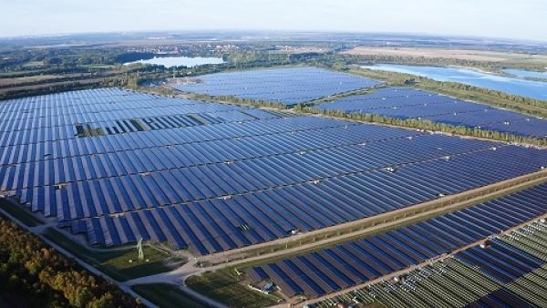 Delta liefert 3.500 hocheffiziente PV-Wechselrichter an MOVE ON Energy für Europas größtes 650-MW-Solarkraftwerk in Deutschland