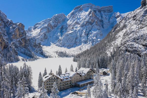 7 Winterhotels zwischen schneebedeckten Bergen und stillen Seen