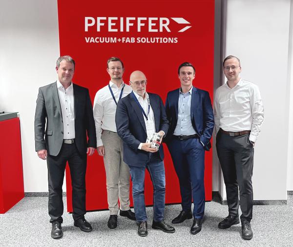 Energiepolitischer Sprecher des hessischen Landtags Rene Rock (FDP) bei Pfeiffer Vacuum+Fab Solutions