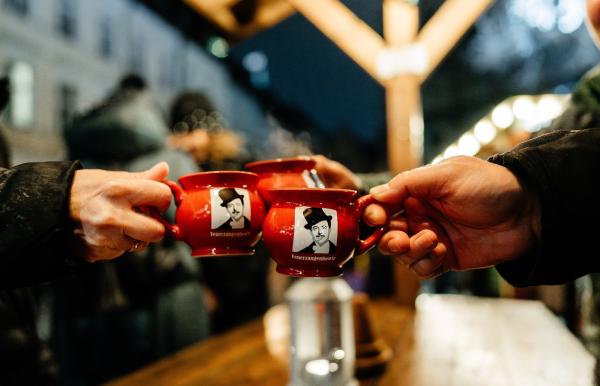 Gratis Feuerzangenbowle beim "Winter-Film-Fest" im Berliner Nikolaiviertel