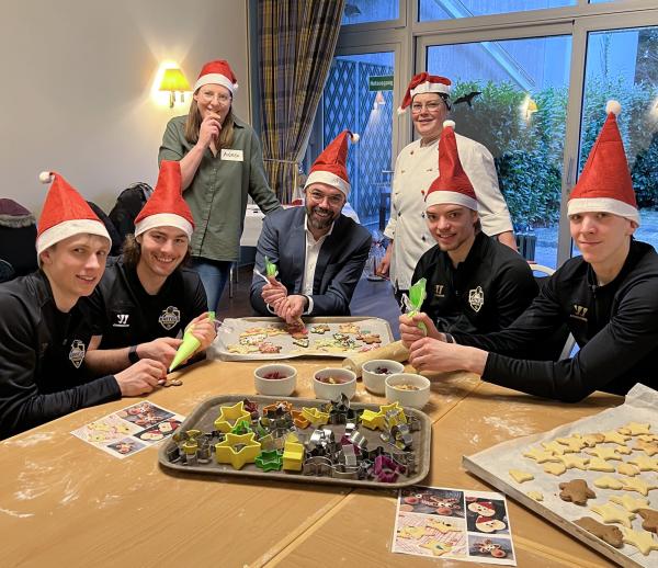 Hotel Krefelder Hof: Krefeld Pinguine kamen zur Weihnachtsbäckerei mit den Kastanienhof-Kindern