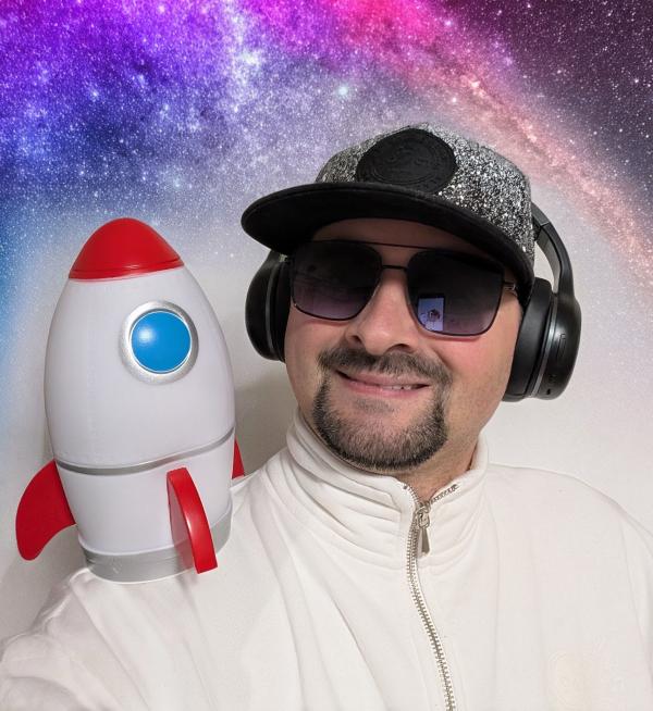 Mr. SamQ hebt mit "Loud in Space" ab - Ein intergalaktischer Song für Groß und Klein