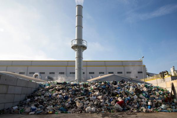 Recyclinghöfe und Abfallbehandlungsanlagen vor Bränden schützen