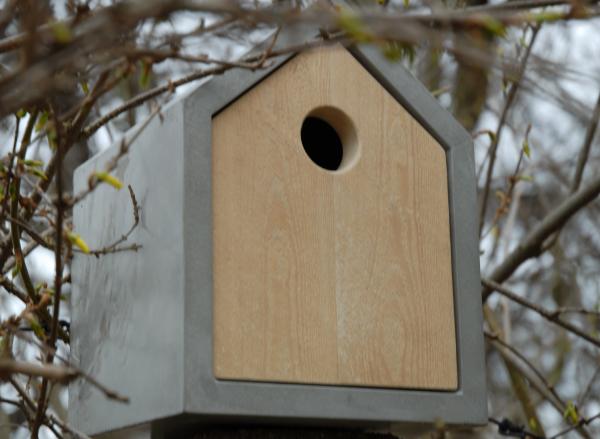 Frühlingserwachen mit Stil: Das Design-Vogelhaus "Rohbau" von Betoniu